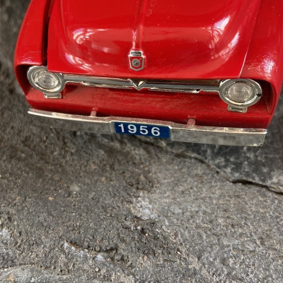 Cute red Ford collectible truck - Picture 4 of 9